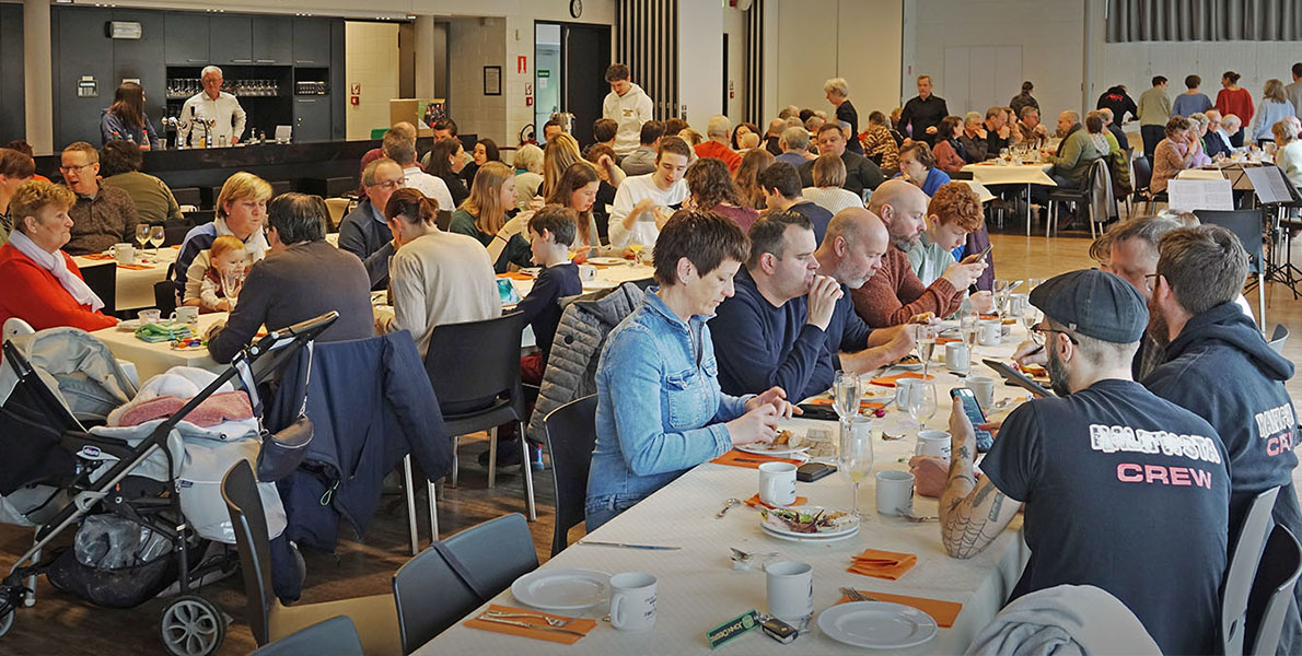 Volle ontbijtzaal in Dorpshuis Vrededaal