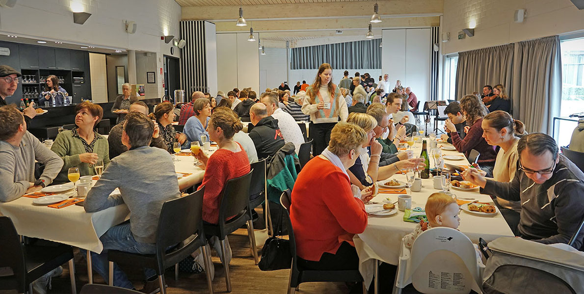 Bezoekers genieten van het ontbijt